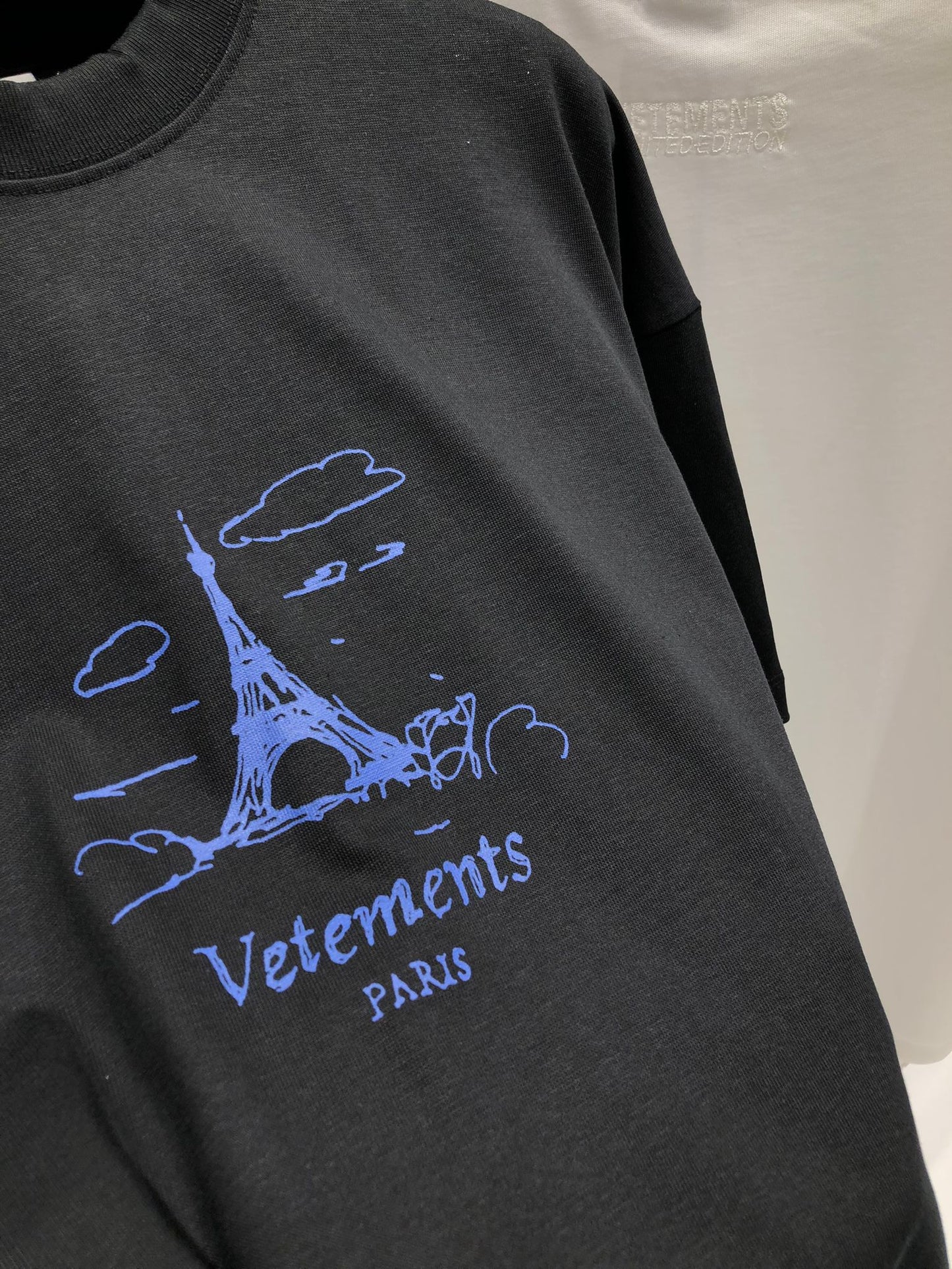 VETEMENTS 'Paris' Regular Tee Black